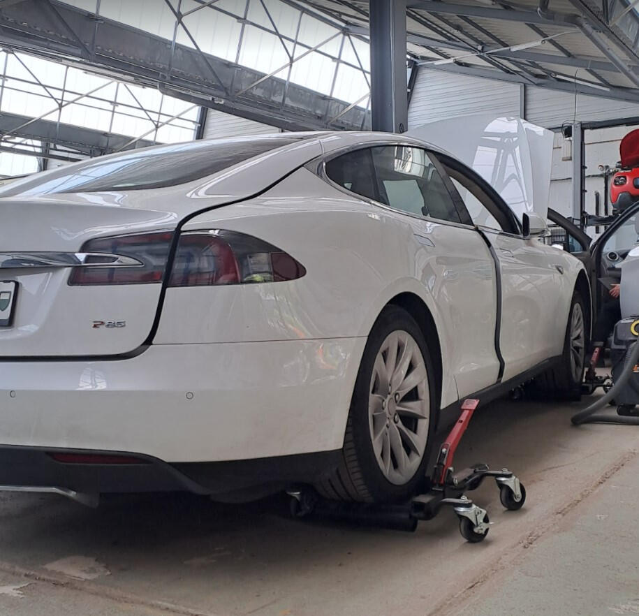 Tesla Model S électrique au garage Revolte